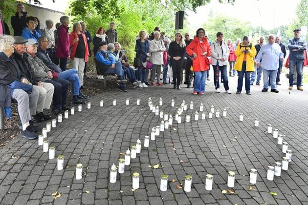 Antikriegstag - Gedenkveranstaltung und Kranzniederlegung am Mahnmal im Lutherpark in Witten *** NUR FÜR REDAKTIONELLE ZWECKE *** EDITORIAL USE ONLY ***<p>Rund einhundert Menschen kommen zum Antikriegstag, der Gedenkveranstaltung mit Kranzniederlegung des Deutschen Gewerkschaftsbundes Region Ruhr-Mark am 31. August 2023 vor dem Mahnmal im Lutherpark an der Lutherstraße in Witten Deutschland NRW Witten Copyright: JürgenxTheobald *** Anti-War Day commemoration and wreath-laying ceremony at the memorial in Lutherpark in Witten FOR EDITORIAL PURPOSES ONLY EDITORIAL USE ONLY p About one hundred people come to the Anti-War Day, the commemoration ceremony with wreath-laying ceremony of the German Trade Union Federation Ruhr Mark Region on Aug Copyright: JürgenxTheobald doc7rrcjjsm37n1kadsjowi ,EDITORIAL USE ONLY