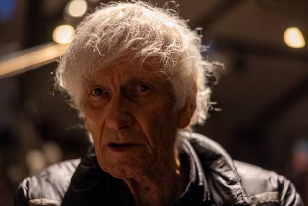 Gunter Hampel in Berlin Berlin, Deutschland 31. August 2023: Porträt von Gunter Hampel vor seinem Auftritt. An seinem 86 jährigen Geburtstag spielt der Multiinstrumentalist (Vibrafon, Bassklarinette, Flöte, Klavier) und Komponist Gunter Hampel mit seiner MDIC (Music and Dance Improvisation Company) im Kühlspot Social Club mit seiner Tochter Cavana Lee-Hampel (Gesang), Johannes Schleiermacher (Saxofon und Synthesizer), Bernd Oezsevim (Schlagzeug und Percussion) sowie dem Tänzer, seinem Sohn Ruomi Lee-Hampel sowie der Tänzerin Qadira Oechsle-Ali. Gunter Hampel spielt seit den 1950er Jahren auf internationalen Bühnen und veröffentlicht seine Musik auf seinem Label Birth Records. Berlin