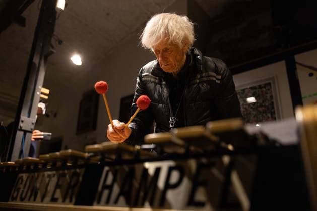 Gunter Hampel in Berlin Berlin, Deutschland 31. August 2023: Gunter Hampel am Vibrafon während eines Konzertes. An seinem 86 jährigen Geburtstag spielt der Multiinstrumentalist (Vibrafon, Bassklarinette, Flöte, Klavier) und Komponist Gunter Hampel mit seiner MDIC (Music and Dance Improvisation Company) im Kühlspot Social Club mit seiner Tochter Cavana Lee-Hampel (Gesang), Johannes Schleiermacher (Saxofon und Synthesizer), Bernd Oezsevim (Schlagzeug und Percussion) sowie dem Tänzer, seinem Sohn Ruomi Lee-Hampel sowie der Tänzerin Qadira Oechsle-Ali. Gunter Hampel spielt seit den 1950er Jahren auf internationalen Bühnen und veröffentlicht seine Musik auf seinem Label Birth Records. Berlin