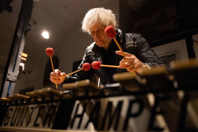 Gunter Hampel in Berlin Berlin, Deutschland 31. August 2023: Gunter Hampel am Vibrafon während eines Konzertes. An seinem 86 jährigen Geburtstag spielt der Multiinstrumentalist (Vibrafon, Bassklarinette, Flöte, Klavier) und Komponist Gunter Hampel mit seiner MDIC (Music and Dance Improvisation Company) im Kühlspot Social Club mit seiner Tochter Cavana Lee-Hampel (Gesang), Johannes Schleiermacher (Saxofon und Synthesizer), Bernd Oezsevim (Schlagzeug und Percussion) sowie dem Tänzer, seinem Sohn Ruomi Lee-Hampel sowie der Tänzerin Qadira Oechsle-Ali. Gunter Hampel spielt seit den 1950er Jahren auf internationalen Bühnen und veröffentlicht seine Musik auf seinem Label Birth Records. Berlin