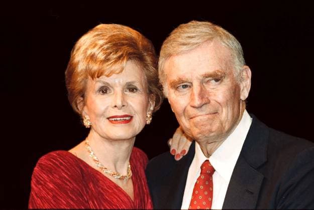 OLD BAILEY PIC SHOWS: CHARLTON HESTON OLD BAILEY PIC SHOWS: CHARLTON HESTON AND HIS WIFE LYDIA CLARK AT THE THEATRE ROYAL, TODAY 6 7 99. WHERE THEY ARE TO PREFORM LOVE LETTERS A TALE OF THE BOND BETWEEN TWO PEOPLE WHO CANNOT LIVE WITH, OR WITHOUT, EACHOTHER., Credit:Avalon Great Britain  Copyright: xAvalonx 0501959980