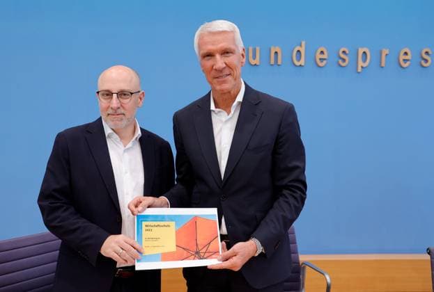 News Themen der Woche KW35 Sinan Selen, Vizepräsident des Bundesamtes für Verfassungsschutz (BfV), Dr. Ralf Wintergerst, Präsident Bitkom, Deutschland, Berlin, Bundespressekonferenz, Thema: Vorstellung der Studie Wirtschaftsschutz und Cyberkriminalität *** Sinan Selen, Vice President of the Federal Office for the Protection of the Constitution BfV , Dr Ralf Wintergerst, President Bitkom, Germany, Berlin, Federal Press Conference, Topic