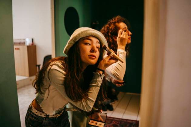 Young female friends doing make-up at home Germany, Berlin, model released, property released Copyright: xMaskotx , MA102776 MA102776