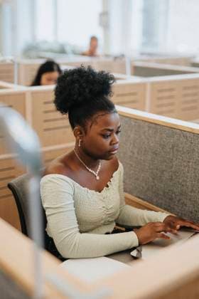 Tschechien, Hochschule streicht wegen KI und Plagiate Bachelorarbeiten Young woman using laptop while studying at university Sweden, Gothenburg, model released, property released Copyright: xMaskotx , MA102942 MA102942