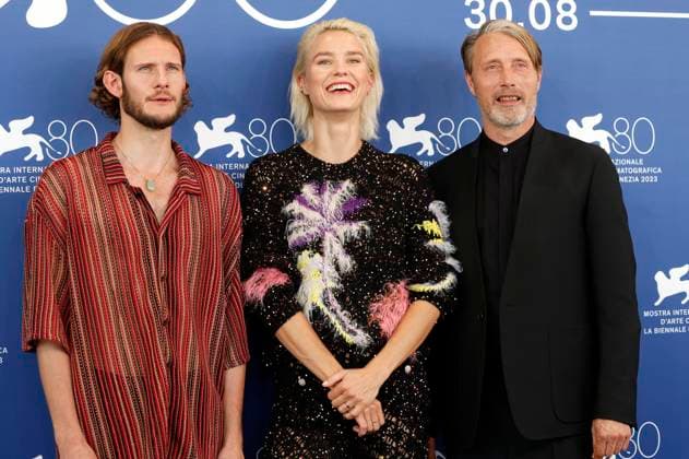 Entertainment Themen der Woche KW35 Entertainment Bilder des Tages Simon Bennebjerg, Amanda Collin und Mads Mikkelsen beim Photocall zum Kinofilm Bastarden The Promised Land auf der Biennale di Venezia 2023 80. Internationale Filmfestspiele von Venedig im Palazzo del Casino. Venedig, 01.09.2023 *** Simon Bennebjerg, Amanda Collin and Mads Mikkelsen at the photocall for the feature film Bastarden The Promised Land at the Biennale di Venezia 2023 80 Venice International Film Festival at Palazzo del Casino Venice, 01 09 2023. Foto:xD.xBedrosianx xFuturexImagex bastarden_3907