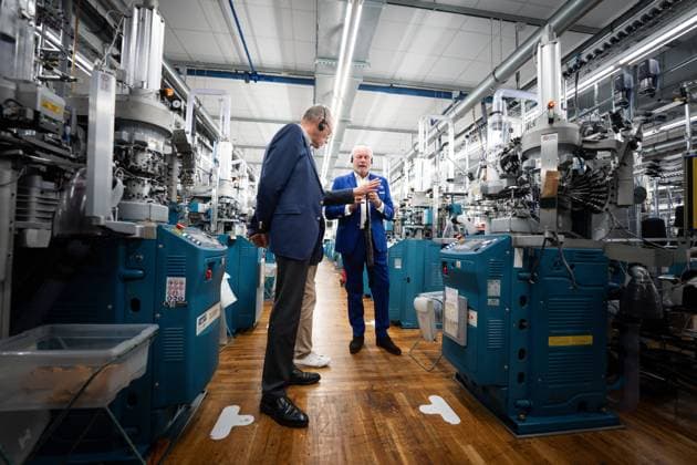 News Bilder des Tages CDU CSU-Bundestagsfraktion zu Besuch bei dem Unternehmen Falke Hersteller von Strumpfhosen und Socken Friedrich Merz Vorsitzende der CDU CSU Bundestagsfraktion gemeinsam mit Paul Falke Geschaeftsfuehrende Gesellschafter der Falke KGaA beim Rundgang durch die Produktion von Falke in Schmallenberg. Die CDU CSU-Bundestagsfraktion besuchen im Anschluss an die Klausurtagung im Schauerland das Unternehmen FALKE. Falke ist ein Bekleidungsunternehmen mit Fokus auf Strumpfhosen, Socken & Mode fuer die Familie. Falke ist ein Familienunternehmen in Schmallenberg, Sauerland., Schmallenberg, 01.09.2023 Schmallenberg Nordrhein-Westfalen Deutschland *** CDU CSU parliamentary group to visit the company Falke manufacturer of tights and socks Friedrich Merz