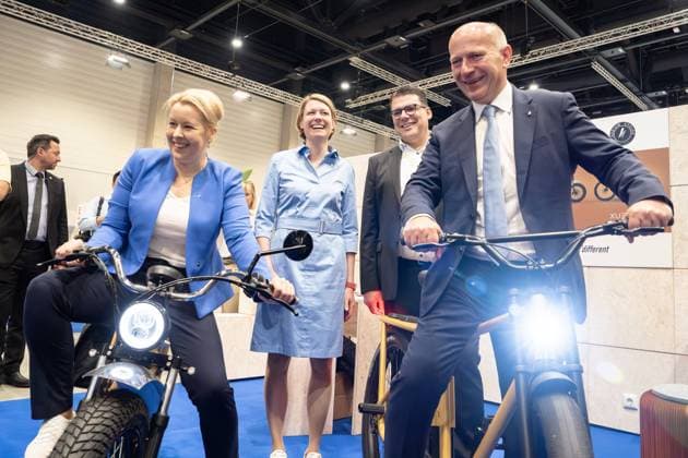 Bilder des Jahres 2023, News 09 September News Themen der Woche KW35 News Bilder des Tages IFA, Der Regierende Bürgermeister von Berlin, Kai Wegner, Wirtschaftssenatorin Franziska Giffey Kai Wegner und Franziska Giffey am 1. September auf dem Eröffnungsrundgang der IFA 2023, 1.9.2023 Berlin Berlin GER *** IFA, The Governing Mayor of Berlin, Kai Wegner, Senator for Economic Affairs Franziska Giffey Kai Wegner and Franziska Giffey on 1 September at the opening tour of IFA 2023, 1 9 2023 Berlin Berlin GER