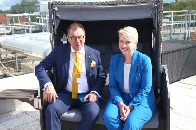 News Themen der Woche KW35 News Bilder des Tages Der Botschafter der Ukraine, S.E. Oleksii Makeiev besucht am Freitag (01.09.2023) in Greifswald gemeinsam mit der Ministerpräsidentin des Landes Mecklenburg Vorpommern Manuela Schwesig das Unternehmen Chephlapharm. Dort informiert sie der CEO des Pharmaunternehmens Sebastian Braun über das Portfolio der Firma und die Entwicklung des Standortes in der Hansestadt. Dazu treffen beide Politiker zwei Frauen aus der Ukraine die inzwischen einen Arbeitsplatz bei Chephlapharm gefunden haben. *** The Ambassador of Ukraine, S E Oleksii Makeiev visits on Friday 01 09 2023 in Greifswald together with the Prime Minister of Mecklenburg-Vorpommern Manuela Schwesig the company Chephlapharm There the CEO of the pharmaceutical company Sebastian Braun inform