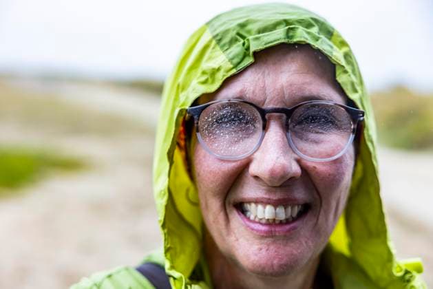 Frau mit Regenjacke und Regentropfen auf der Brille kommt durchnässt vom Spaziergang am Meer zurück, Portbail, Cotentin, Manche, Normandie, Frankreich, Europa *** Woman with Rain jacket and Raindrops at the Glasses comes drenched from Walking tour on Sea back, Portbail, Cotentin, Some, Normandy, France, Europe Copyright: imageBROKER JanxTepass ibxjte09541947.jpg ,model released, Symbolfoto ,property released