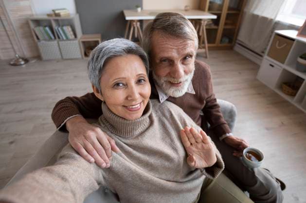  Bezauberndes älteres Paar macht Selfie_2 *** adorable Older pair makes Selfie 2 Copyright: imageBROKER/OleksandrxLatkun ibxole09562533.jpg ,model released, Symbolfoto ,property released