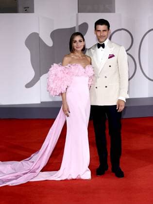 Venice, 80th Venice Film Festival 2023. Evening 3 - red carpet of the film Finally L alba Venice, 80th Venice Film Festival 2023. Evening 3 - red carpet of the film Finally L alba. In the photo Olivia Culpo with her boyfriend Christian McCaffrey Venice -  Copyright: xIPA ABACAx BRIPA20230901_1762 IPA ABACAx BRIPA20230901_1762