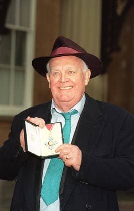 JOSS ACKLAND, OBE British Actor Outside Buckingham Palace today after being awarded the OBE COMPULSORY CREDIT: UPPA Photoshot Photo UGL 018180 C-07 27.03.2001 JOSS ACKLAND, OBE British Actor Outside Buckingham Palace today after being awarded the OBE COMPULSORY CREDIT: Starstock Photoshot Photo UGL 018180 C-07 27.03.2001, Credit:Photoshot Avalon United Kingdom  Copyright: xPhotoshotx xAvalonx 0502496012
