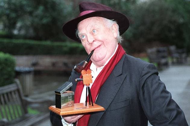 JOSS ACKLAND British Actor Winner of the Pipe Smoker of the Year Award 2000 COMPULSORY CREDIT: UPPA Photoshot Photo UHY 016970 B-20a 19.01.2000 JOSS ACKLAND British Actor Winner of the Pipe Smoker of the Year Award 2000 COMPULSORY CREDIT: Starstock Photoshot Photo UHY 016970 B-20a 19.01.2000, Credit:Photoshot Avalon United Kingdom  Copyright: xPhotoshotx xAvalonx 0502498600