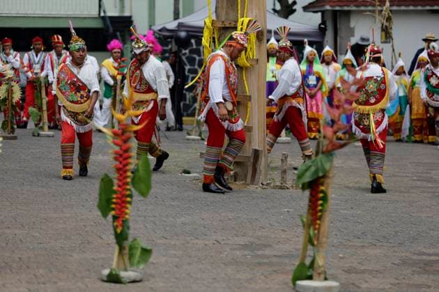 Ritual Ceremony Of Voladores Of Mexico Dance of the Huahuas Voladores at the facilities of the Los Pinos Cultural Complex in Mexico City, as part of the 8th National Meeting of the Ritual Ceremony of Voladores, with the purpose of strengthening, protecting and disseminating said dance within the framework of the 14 years of the declaration of this tradition as Intangible Cultural Heritage of Humanity. The origins of the voladores ceremony date back to pre-Hispanic times. Although there is no exact date, it is known that upon the arrival of the conquerors, its main chroniclers considered this dance as a game , perhaps because originally the attire used consisted of costumes made with real bird feathers that represented eagles, owls , c  Copyright: xGerardoxVieyrax originalFilename: vieyra-notitle230901_npmPD.jpg