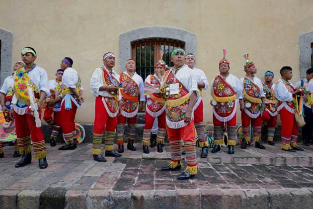 Ritual Ceremony Of Voladores Of Mexico A group of flyers from Atempan (a town belonging to the State of Puebla, Mexico), watch their companions dance in the air at the facilities of the Los Pinos Cultural Complex in Mexico City, as part of the 8th National Meeting of the Ceremony Ritual de Voladores, with the purpose of strengthening, protecting and disseminating this dance within the framework of the 14 years of the declaration of this tradition as Intangible Cultural Heritage of Humanity. The origins of the voladores ceremony date back to pre-Hispanic times. Although there is no exact date, it is known that upon the arrival of the conquerors, its main chroniclers considered this dance as a game , perhaps because originally the attir  Copyright: xGerardoxVieyrax originalFilename: vieyra-notitle230901_npV7Q.jpg