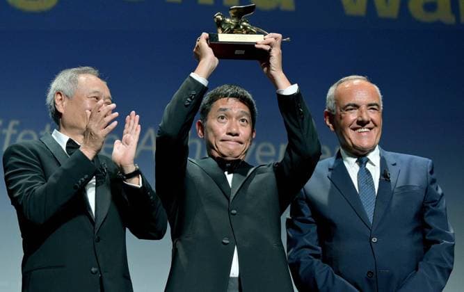 Entertainment Bilder des Tages September 2, 2023, VENICE, ITALY: Hong Kong actor Tony Leung Chiu-Wai (C) poses, with Taiwanese film director Ang Lee (L) and Festival Director Alberto Barbera (R), after he received the Golden Lion for Lifetime Achievement Award during the Venice International Film Festival, in Venice, Italy, 02 September 2023. The 80th edition of the Venice Film Festival runs from 30 August to 09 September 2023. ANSA ETTORE FERRARI. VENICE ITALY  - ZUMAa110 20230902_zaf_a110_054 Copyright: xEttorexFerrarix