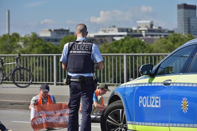 News Themen der Woche KW35 News Bilder des Tages 2.9.2023 Blockadeaktion Protestaktion der Klimaaktivistengruppe Letzte Generation. Die Konrad Adenauer Brücke, eine wichitge Verbindung zwischen Mannheim und Ludwigshafen an Rhein wurde blockiert. Einige Aktivisten klebten sich auf der Fahrbahn fest, andere Aktivisten seilten sich von der Brücke ab und hissten ein Banner. Mannheim Konrad Adenauer Brücke Baden Württemberg Deutschland *** 2 9 2023 Blockade action Protest action of the climate activist group Last Generation The Konrad Adenauer Bridge, an important connection between Mannheim and Ludwigshafen an Rhein was blocked Some activists stuck themselves on the roadway, other activists abseiled from the bridge and hoisted a banner Mannheim Konrad Adenauer Bridge Baden Württemberg Ger
