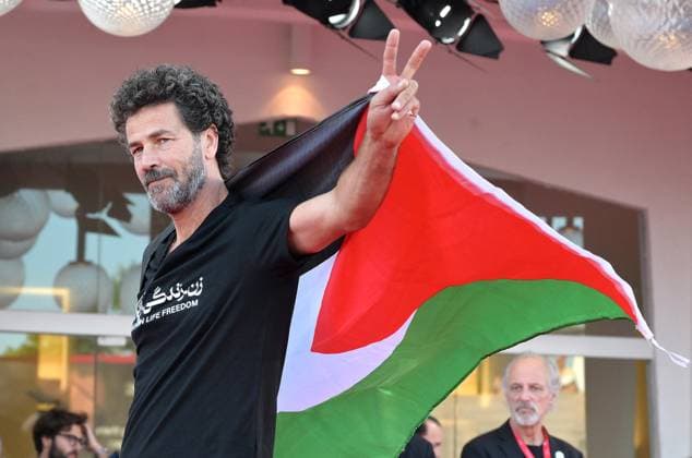 September 2, 2023, VENICE, ITALY: Palestinian actor Saleh Bakri wears a t-shirt woman life freedom in support of Iranian women during the 80th Venice Film Festival in Venice, Italy, 02 September 2023. The 80th edition of the Venice Film Festival runs from 30 August to 09 September 2023. ANSA ETTORE FERRARI. VENICE ITALY  - ZUMAa110 20230902_zaf_a110_085 Copyright: xEttorexFerrarix