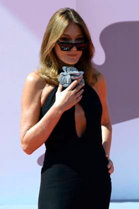 Carla Bruni at the premiere of the documentary La parte del Leone una storia della Mostra The Lion s Share a History of the Mostra and the awarding of the Golden Lion for Lifetime Achievement to Tony Leung Chiu wai at the Biennale di Venezia 2023 80 Venice International Film Festival at the Palazzo del Cinema Venice, 02 09 2023. Foto:xA.xM.xTinghinox xFuturexImagex leone_3932