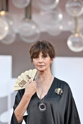 Kineo Prize, Venice Film Festival, Italy - 02 Sep 2023 Laura Morante posing with a folding fan and a pin, free Assange during Kineo Prize. 80th Venice International Film Festival on September 2, 2023 in Venice, Italy, Credit:Maria Laura Antonelli Avalon Italy, Venice  Copyright: xMariaxLauraxAntonellix xAvalonx 0802405539