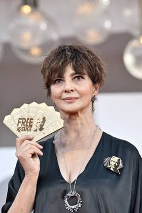 Kineo Prize, Venice Film Festival, Italy - 02 Sep 2023 Laura Morante posing with a folding fan and a pin, free Assange during Kineo Prize. 80th Venice International Film Festival on September 2, 2023 in Venice, Italy, Credit:Maria Laura Antonelli Avalon Italy, Venice  Copyright: xMariaxLauraxAntonellix xAvalonx 0802405358