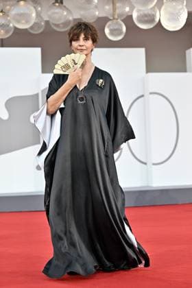 Kineo Prize, Venice Film Festival, Italy - 02 Sep 2023 Laura Morante posing with a folding fan and a pin, free Assange during Kineo Prize. 80th Venice International Film Festival on September 2, 2023 in Venice, Italy, Credit:Maria Laura Antonelli Avalon Italy, Venice  Copyright: xMariaxLauraxAntonellix xAvalonx 0802405361