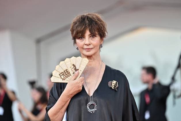 Kineo Prize, Venice Film Festival, Italy - 02 Sep 2023 Laura Morante posing with a folding fan and a pin, free Assange during Kineo Prize. 80th Venice International Film Festival on September 2, 2023 in Venice, Italy, Credit:Maria Laura Antonelli Avalon Italy, Venice  Copyright: xMariaxLauraxAntonellix xAvalonx 0802405365