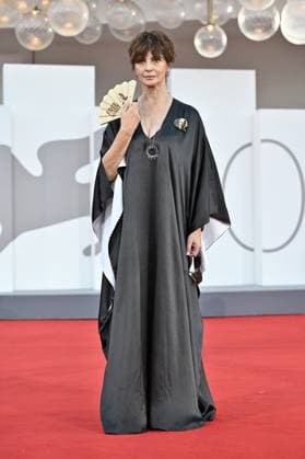 Kineo Prize, Venice Film Festival, Italy - 02 Sep 2023 Laura Morante posing with a folding fan and a pin, free Assange during Kineo Prize. 80th Venice International Film Festival on September 2, 2023 in Venice, Italy, Credit:Maria Laura Antonelli Avalon Italy, Venice  Copyright: xMariaxLauraxAntonellix xAvalonx 0802405531