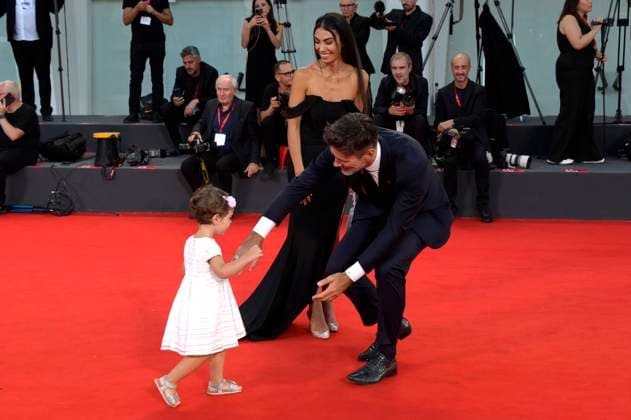 Fabio Fulco with wife Veronica Papa and daughter Agnes at the presentation of the Kineo Award 2023 at the Biennale di Venezia 2023 80 Venice International Film Festival at the Palazzo del Cinema Venice, 02 09 2023 Foto:xA.xM.xTinghinox xFuturexImagex kineo_3953