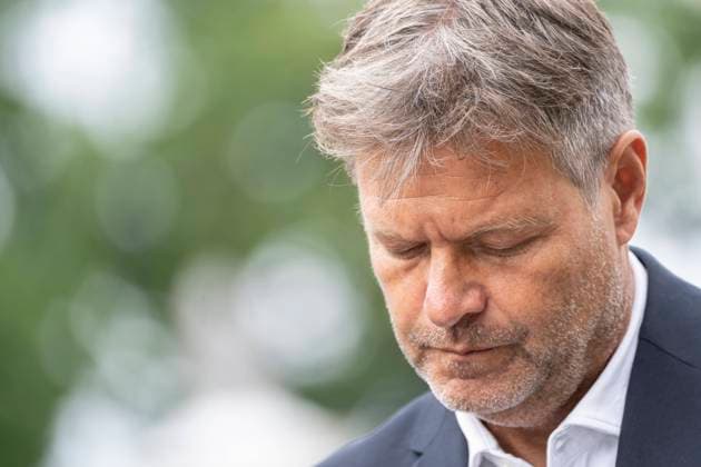 Zweitägige Klausurtagung der Bundesregierung auf Schloss Meseberg Tag 2 Robert Habeck, Bundesminister für Wirtschaft und Klimaschutz;Zweitägige Klausurtagung der Bundesregierung auf Schloss Meseberg Tag 2 Robert Habeck, Bundesminister für Wirtschaft und Klimaschutz, *** Two-day closed meeting of the Federal Government at Meseberg Castle Day 2 Robert Habeck, Federal Minister for Economic Affairs and Climate Protection Two-day closed meeting of the Federal Government at Meseberg Castle Day 2 Robert Habeck, Federal Minister for Economic Affairs and Climate Protection,