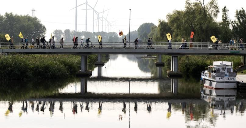 News Themen der Woche KW35 News Bilder des Tages ALMERE - Climate activists during the A12 march. Participants start the march in various cities, eventually walking together towards the government buildings in The Hague. There the demonstrators will block the A12 for the eighth time. ANP SANDER KONING netherlands out - belgium out  Copyright: xx x477117591x originalFilename: 477117591.jpg