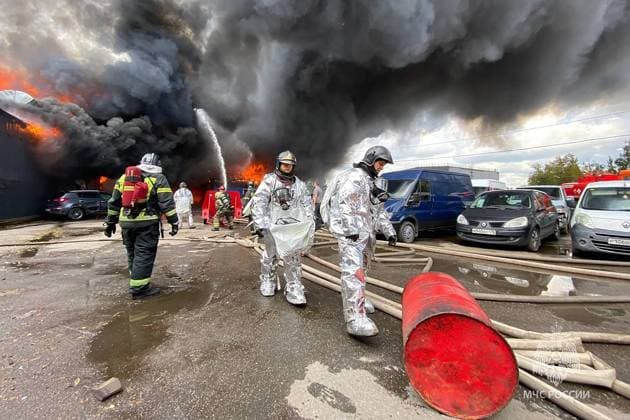 Bilder des Jahres 2023, News 09 September News Themen der Woche KW35 News Bilder des Tages RUSSIA, ST PETERSBURG - SEPTEMBER 3, 2023: Battling a fire at a 800-sqm hangar at the Ruchyi oil depot in Piskarevsky Avenue. Russian Emergencies Ministry TASS  61697017