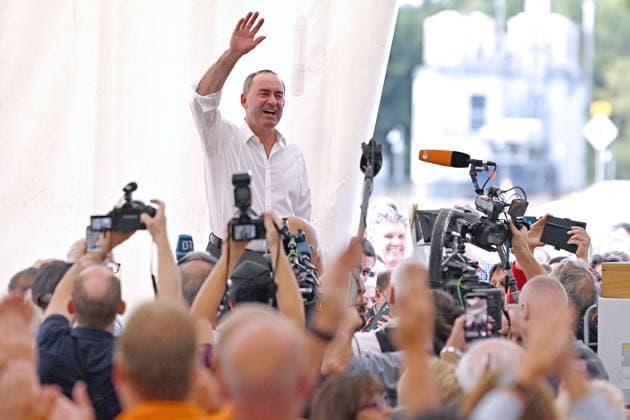 Bilder des Jahres 2023, News 09 September News Themen der Woche KW35 News Bilder des Tages Hubert AIWANGER (Freie Waehler) haelt am 03.09.2023 eine Rede am Keferloher Sonntag im Festzelt auf Gut Keferloh bei Muenchen. Laesst sich nach seinem Auftritt feiern. *** Hubert AIWANGER Free voters holds on 03 09 2023 a speech at Keferloher Sunday in the marquee at Gut Keferloh near Munich Laesst himself after his appearance celebrate