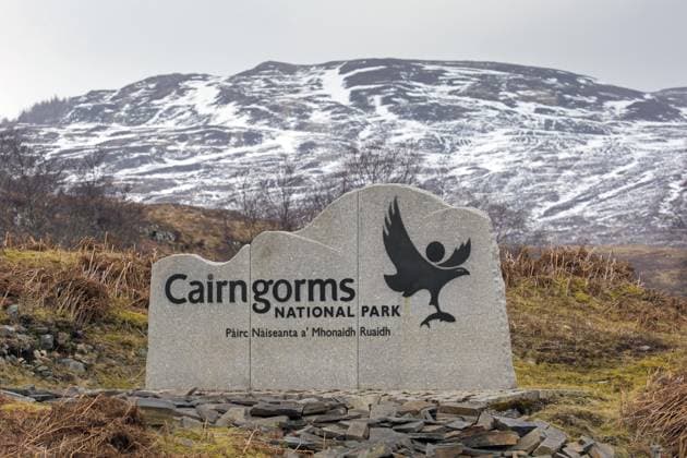 Eingangsschild des Cairngorms Nationalparks im Winter, des größten Nationalparks auf den britischen Inseln in Badenoch und Strathspey in den schottischen Highlands *** Entrance sign of Cairngorms National Parks at Winter, of largest National Parks at the British Islands in badenoch and Strathspey in the Scottish Highlands Copyright: imageBROKER alimdix xArterrax xSven-ErikxArndt ibltsm09592666.jpg