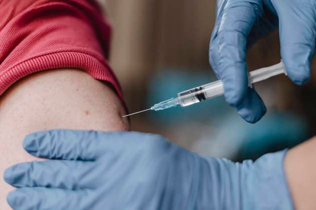  Arzt mit Handschuhen beim Impfen eines Kindes *** Doctor with Gloves at Inoculation one Child Copyright: imageBROKER/OleksandrxLatkun ibxole09564536.jpg