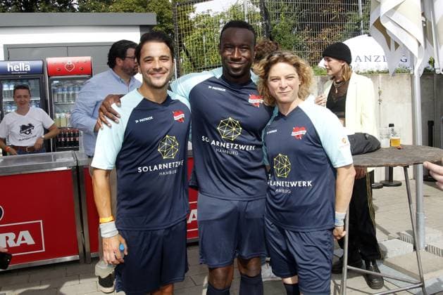 Kostja Ullmann, Jerry Kwarteng and Anjorka Strechel at the charity soccer match Kicken mit Herz for the benefit of the childrens cardiac ward of the University Hospital Eppendorf on 3 09 2023 in Hamburg Kicken mit Herz charity soccer event in Hamburg