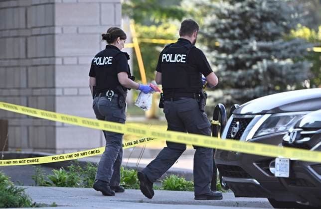 News Bilder des Tages September 3, 2023, Ottawa, ON, CAN: Ottawa Police officers collect evidence after a Saturday night shooting at the Infinity Convention Centre that left two dead, in Ottawa, on Sunday, Sept. 3, 2023. Ottawa CAN  - ZUMAc35_ 20230903_zaf_c35_002 Copyright: xJustinxTangx