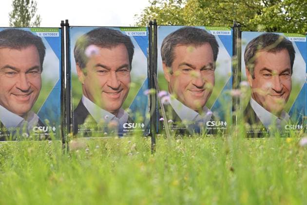 Wahlplakt der CSU mit Markus SOEDER in Muenchen auf eienr gruenen Wiese zur Landtagswahl am 8.Oktober 2023 *** Wahlplakt of the CSU with Markus SOEDER in Muenchen on eienr green meadow to the state election on 8 October 2023