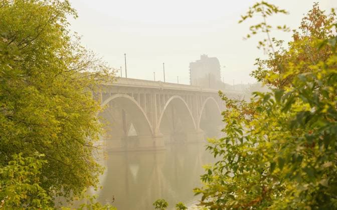 News Themen der Woche KW35 News Bilder des Tages September 3, 2023, Saskatoon, SK, Canada: Broadway Bridge is enveloped by forest fire smoke in Saskatoon, Sask., on Sunday, September 3, 2023. Saskatoon Canada  - ZUMAc35_ 20230903_zaf_c35_015 Copyright: xHeywoodxYux