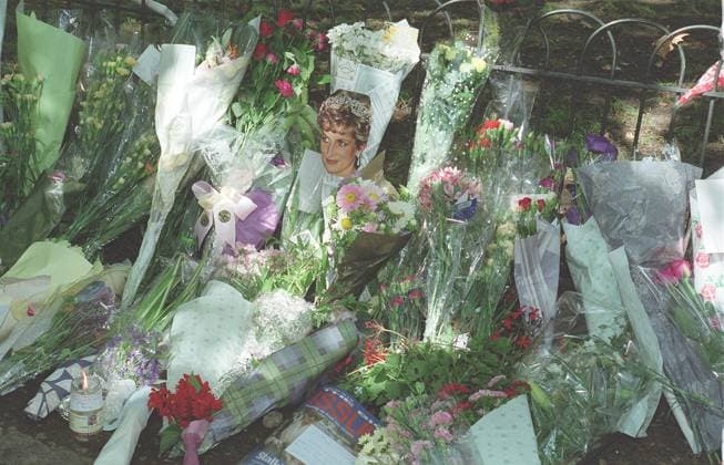 FLORAL TRIBUTES TO DIANA Flowers and messages left at St James s Palace, London in memory of the late Diana, Princess of Wales COMPULSORY CREDIT: UPPA Photoshot Photo UGL 013667 A-32 01.09.1997 FLORAL TRIBUTES TO DIANA Flowers and messages left at St James s Palace, London in memory of the late Diana, Princess of Wales COMPULSORY CREDIT: UPPA Photoshot Photo UGL 013667 A-32 01.09.1997, Credit:Photoshot Avalon United Kingdom  Copyright: xPhotoshotx xAvalonx 0502985163