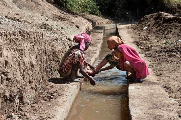 Ninas en un canal que riega cultivos en una comunidad rural en Etiopia mediante paneles solares que ayudan a bombear el agua en un proyecto financiado por AECID MIGUEL LIZANA AECID (Foto de ARCHIVO) 01 1 1970, Etiopia Espana Aton_742605 *** Girls at a canal that irrigates crops in a rural community in Ethiopia using solar panels to help pump water in a project funded by AECID MIGUEL LIZANA AECID FILE PHOTO 01 1 1970, Ethiopia Spain Aton 742605  Copyright: MIGUELxLIZANA AECID