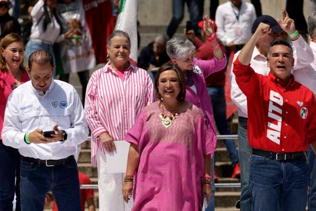Xochitl Galvez Hailed As Opposition Candidate For 2024 Election - Mexico Mexican Senator and presidential pre-candidate for the Frente Amplio por Mexico party, Xochitl Galvez waves during a rally to celebrate her designation at the Angel de la Independencia in Mexico City on September 3, 2023. Galvez, a 60-year-old computer engineer and self-made businesswoman, secured the support of the opposition bloc after an internal contest decided by public opinion polling. Photo by Luis Barron Eyepix Group ABACAPRESS.COM Mexico City Mexico City Mexico  Copyright: xBarronxLuis Eyepix ABACAx 866182_005 BarronxLuis Eyepix ABACAx 866182_005