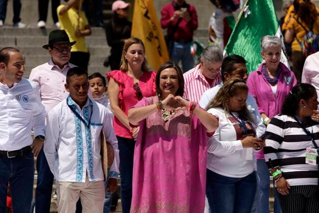 Xochitl Galvez Hailed As Opposition Candidate For 2024 Election - Mexico Mexican Senator and presidential pre-candidate for the Frente Amplio por Mexico party, Xochitl Galvez waves during a rally to celebrate her designation at the Angel de la Independencia in Mexico City on September 3, 2023. Galvez, a 60-year-old computer engineer and self-made businesswoman, secured the support of the opposition bloc after an internal contest decided by public opinion polling. Photo by Luis Barron Eyepix Group ABACAPRESS.COM Mexico City Mexico City Mexico  Copyright: xBarronxLuis Eyepix ABACAx 866182_006 BarronxLuis Eyepix ABACAx 866182_006