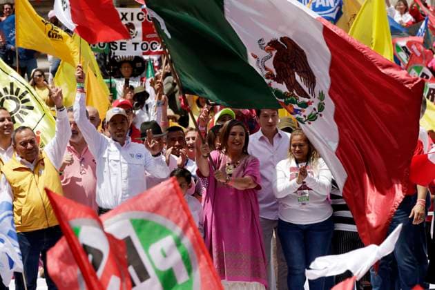 Xochitl Galvez Hailed As Opposition Candidate For 2024 Election - Mexico Mexican Senator and presidential pre-candidate for the Frente Amplio por Mexico party, Xochitl Galvez waves during a rally to celebrate her designation at the Angel de la Independencia in Mexico City on September 3, 2023. Galvez, a 60-year-old computer engineer and self-made businesswoman, secured the support of the opposition bloc after an internal contest decided by public opinion polling. Photo by Luis Barron Eyepix Group ABACAPRESS.COM Mexico City Mexico City Mexico  Copyright: xBarronxLuis Eyepix ABACAx 866182_007 BarronxLuis Eyepix ABACAx 866182_007