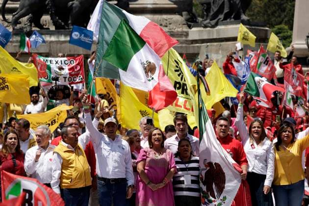 Xochitl Galvez Hailed As Opposition Candidate For 2024 Election - Mexico Mexican Senator and presidential pre-candidate for the Frente Amplio por Mexico party, Xochitl Galvez waves during a rally to celebrate her designation at the Angel de la Independencia in Mexico City on September 3, 2023. Galvez, a 60-year-old computer engineer and self-made businesswoman, secured the support of the opposition bloc after an internal contest decided by public opinion polling. Photo by Luis Barron Eyepix Group ABACAPRESS.COM Mexico City Mexico City Mexico  Copyright: xBarronxLuis Eyepix ABACAx 866182_008 BarronxLuis Eyepix ABACAx 866182_008