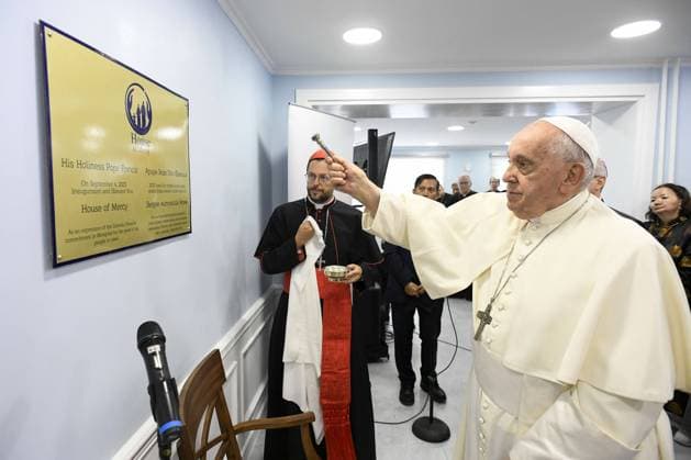 Bilder des Jahres 2023, News 09 September News Themen der Woche KW36 News Bilder des Tages Pope Francis Visits Mongolia Pope Francis inaugurates the ?House of Mercy? in Ulaanbaatar, Mongolia on September 4, 2023 and addresses members of charitable organizations, celebrating their unwavering commitment to helping those in need, on the last day of his 4-day visit to Mongolia. The ?House of Mercy? is a homeless shelter and clinic and will also welcome survivors of domestic violence and their children, in a poor area of Ulaanbaatar. Photo: (EV) Vatican Media ABACAPRESS.COM Ulaanbataar Mongolia  Copyright: xABACAx 866196_002 ABACAx 866196_002