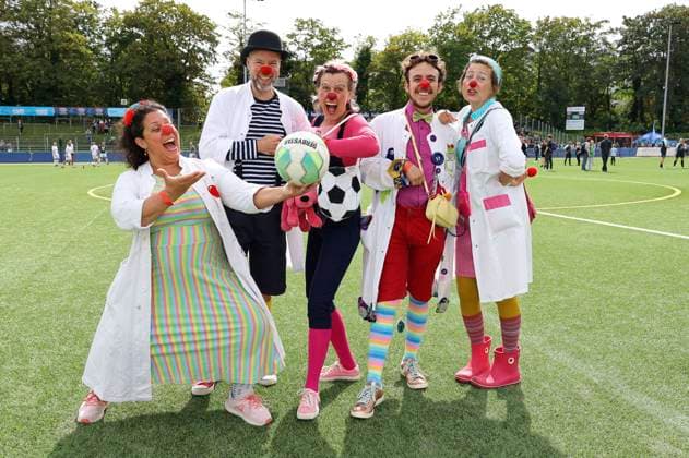 Clinic clowns at the charity soccer match Kicken mit Herz 2023 in favor of the heart center of the UKE at the Stadiun Hoheluft Hamburg, 03 09 2023 Foto:xgbrcix xFuturexImagex kicken_3936