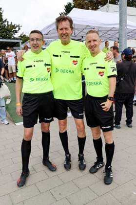 The referee team with Lou Richter at the charity soccer match Kicken mit Herz 2023 in favor of the heart center of the UKE at the Stadiun Hoheluft Hamburg, 03 09 2023 Foto:xgbrcix xFuturexImagex kicken_3937