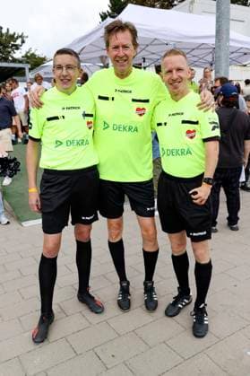 The referee team with Lou Richter at the charity soccer match Kicken mit Herz 2023 in favor of the heart center of the UKE at the Stadiun Hoheluft Hamburg, 03 09 2023 Foto:xgbrcix xFuturexImagex kicken_3938