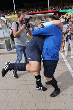 Elton and Tim Mälzer at the charity soccer match Kicken mit Herz 2023 in favor of the heart center of the UKE at the Stadiun Hoheluft Hamburg, 03 09 2023 Foto:xgbrcix xFuturexImagex kicken_3977